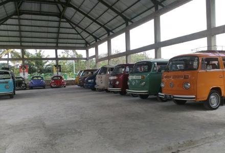 Mobil VW terparkir di Balai Desa Guwosari